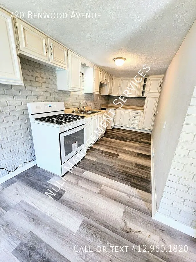 2 bed, 2 bath + bonus room in McKees Rocks — Photo 1