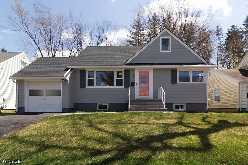 1st image of 7 Deerfield Dr