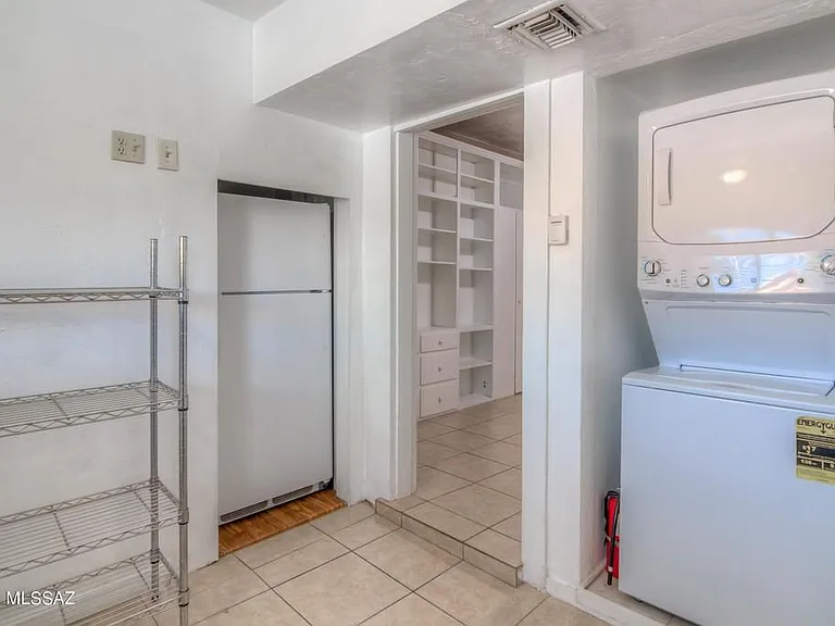 815 E 8th St — Photo 17