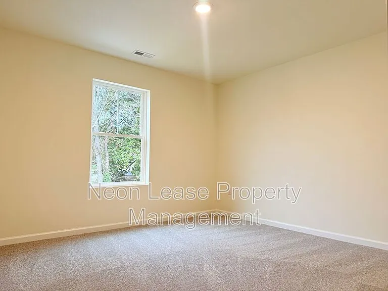 400 N Walnut St — Photo 11