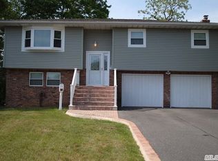 3 Daniel Ct, West Islip, NY 11795