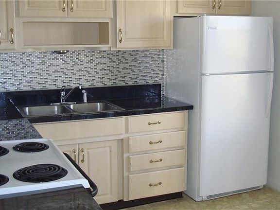 5th image of 903 Grant Ln