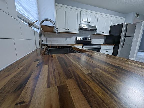 4th image of 223 Carson St #2