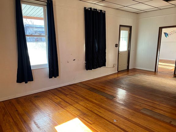 5th image of 415 W 2nd St