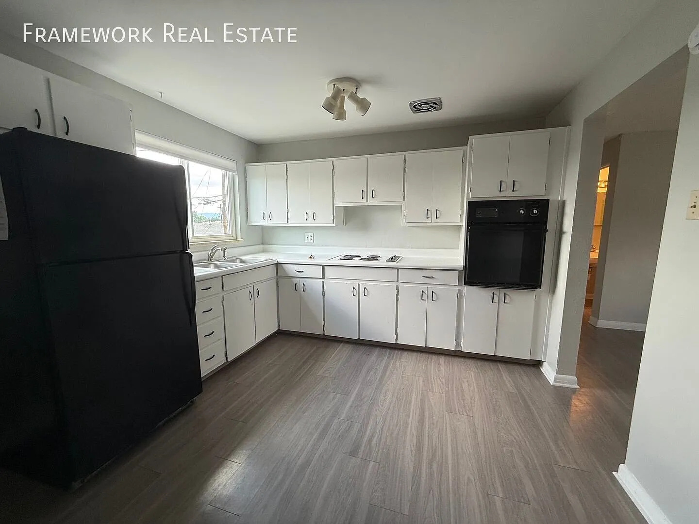 Spacious 3-Bedroom, 2-Bath Apartment in Prime Lakewood Location Private Patio & Off-Street Parking — Photo 1