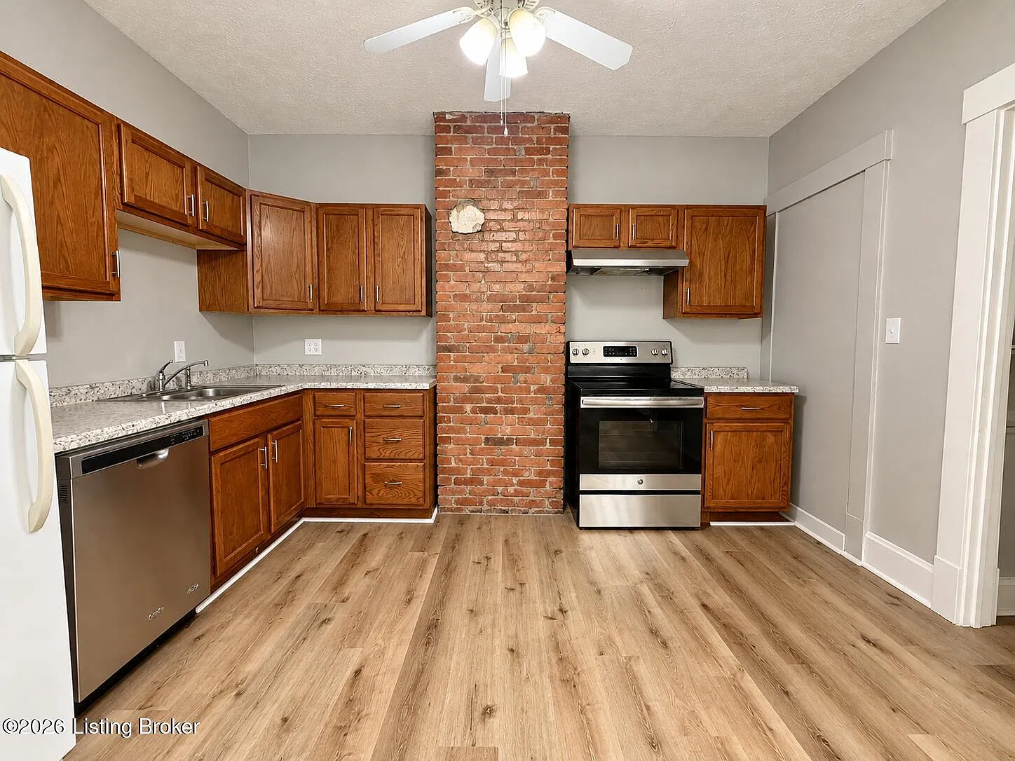 1 bed, 1.0 bath, 650 sqft, $895 — Photo 2