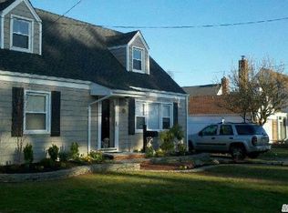 29 Center St, Hicksville, NY 11801