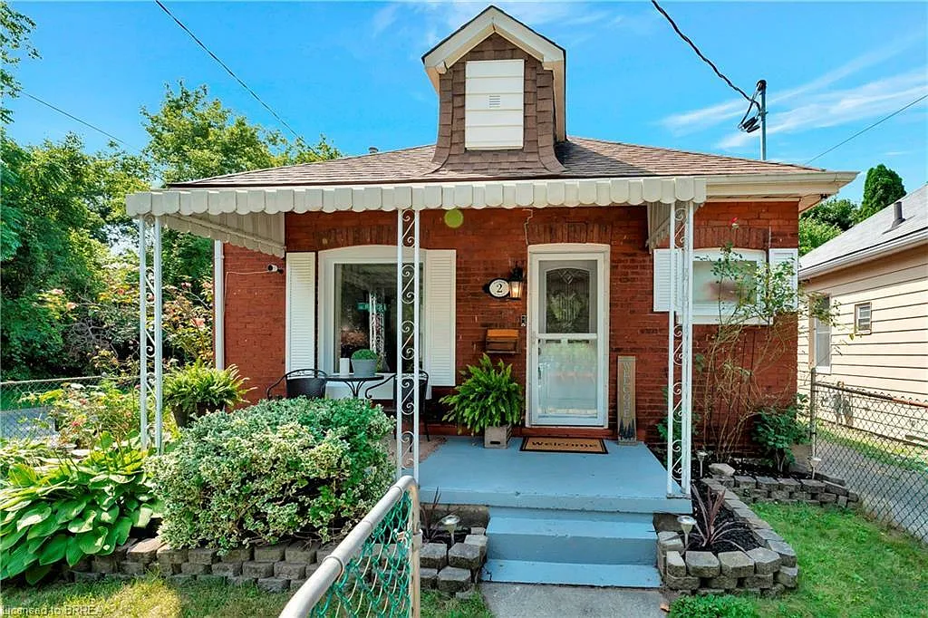 2 Esther St photo 1