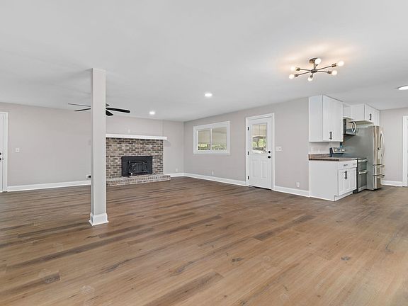 4th image of 2465 Lagrange Rd