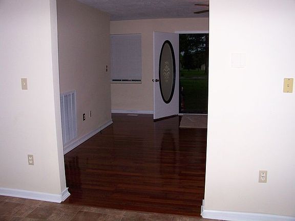 Living Room Beautiful Roase Wood Floor ..real 3/4' hard wood