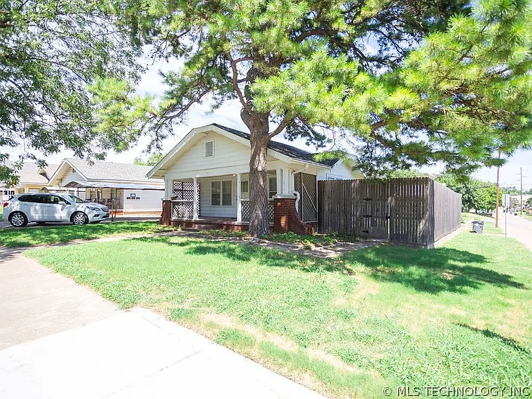 1147 S Florence Ave — Photo 4
