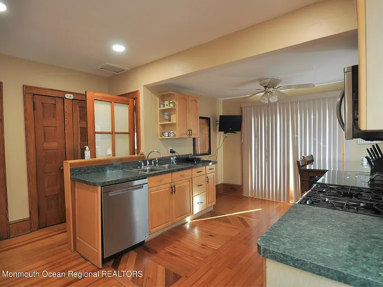 329 Washington Ave — Photo 11