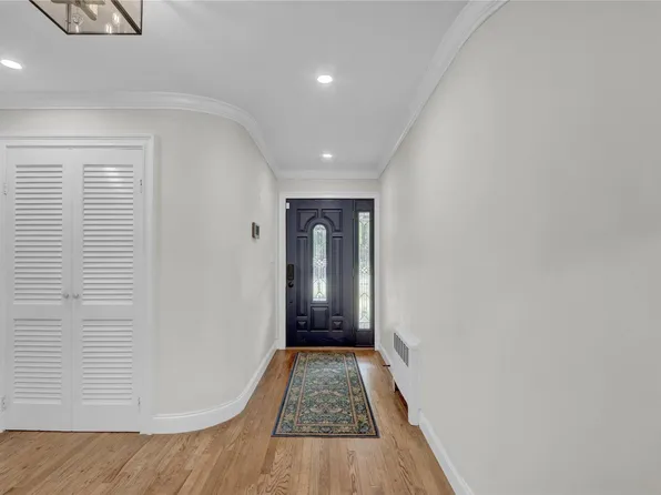 9 Whittier Drive, North Hempstead, NY 11507