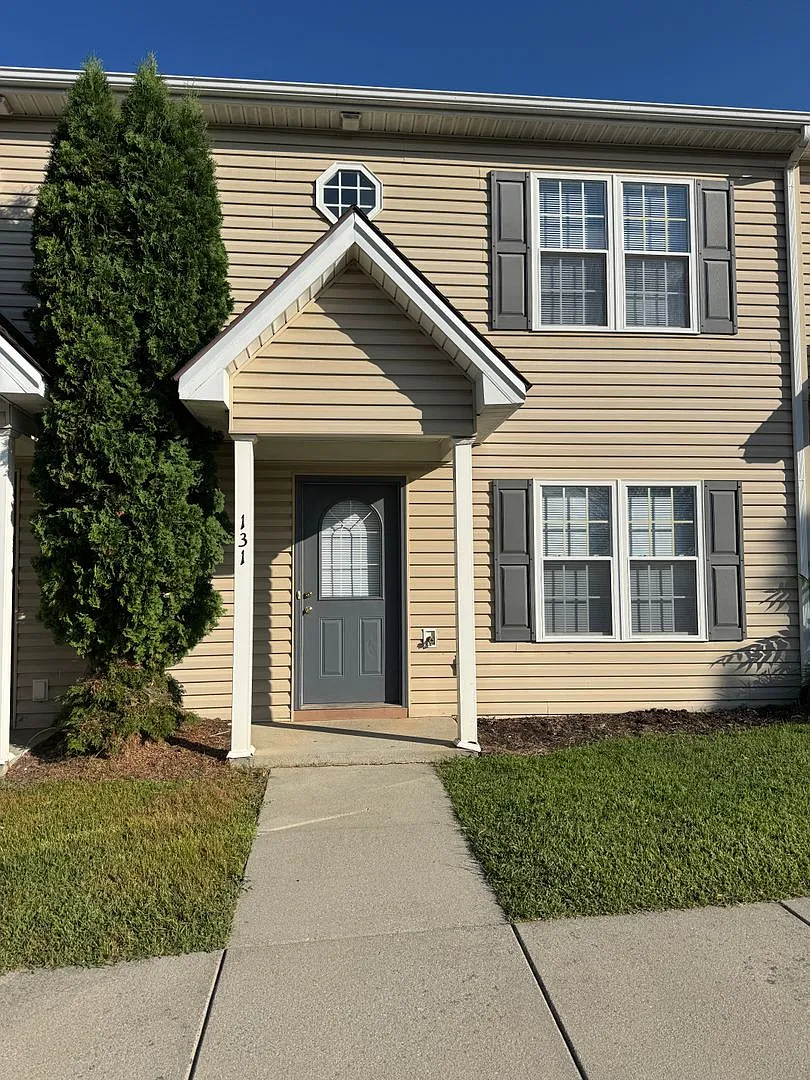 Spacious Townhouse in Bridgewater — Photo 1