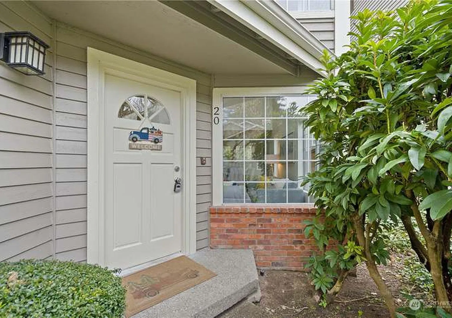Beautiful Bellevue Charmer — Photo 2