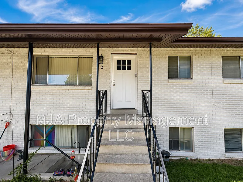 2 bed, 1.0 bath, 927 sqft, $1,025 — Photo 2