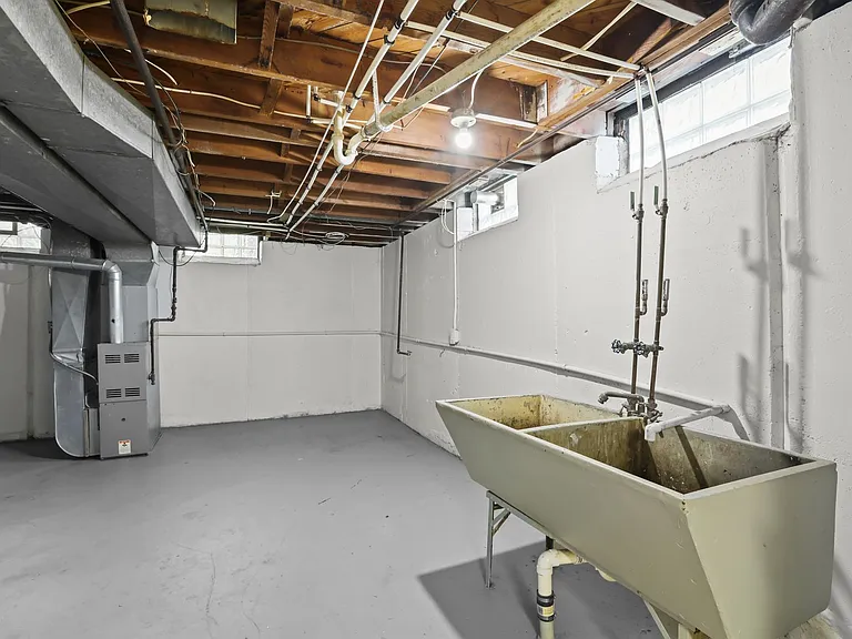 2758 Ackley Ave — Photo 38