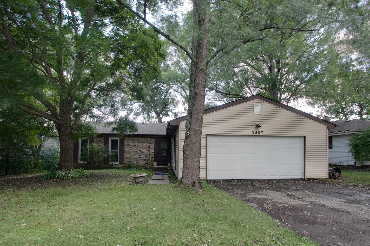 2507 E Thornwood Dr photo 1