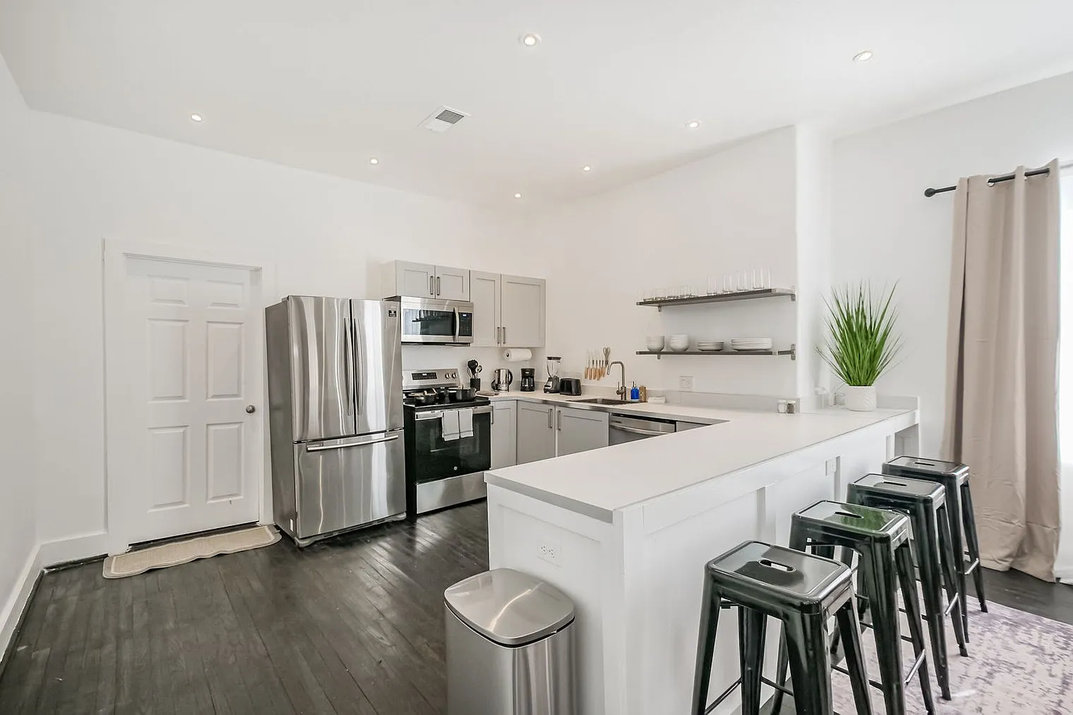 3 bed, 2.0 bath, 1334 sqft, $3,138 — Photo 3