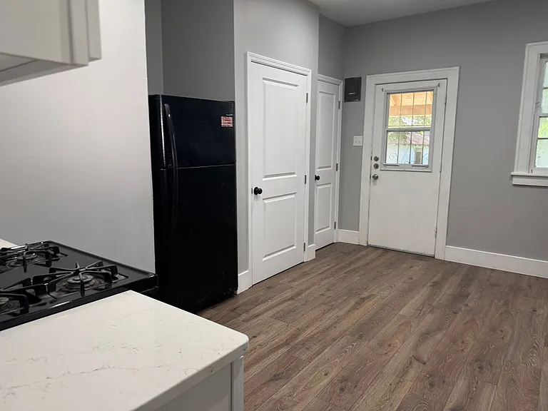 942 Bailey Ave — Photo 8