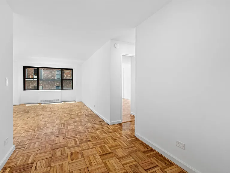 320 E 23rd St #4H — Photo 1