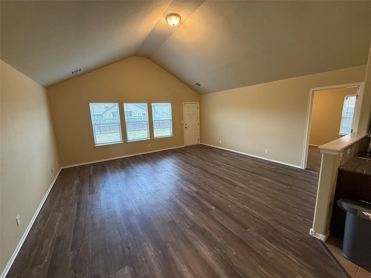 3 bed, 2.0 bath, 1448 sqft, $1,700 — Photo 4