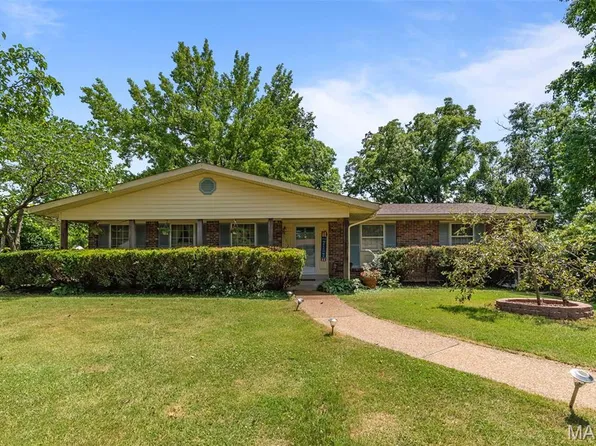 10120 Courtwick Dr, Saint Louis, MO 63128