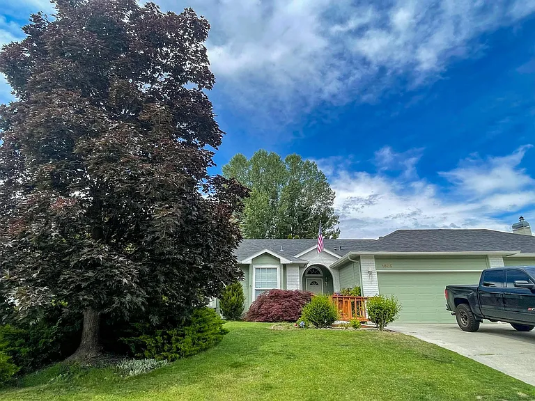 1605 N Eagle Creek Way — Photo 1