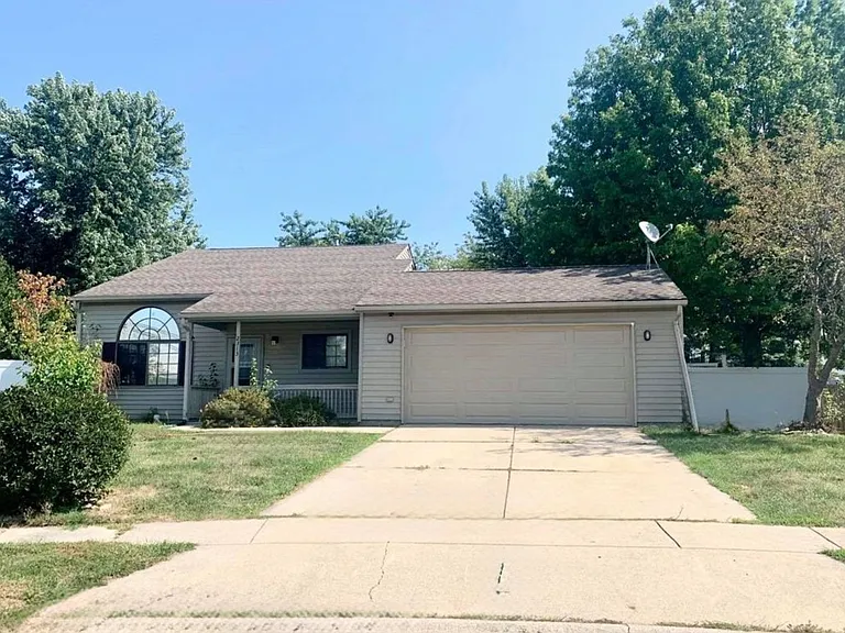 2313 Centennial Ct E — Photo 2