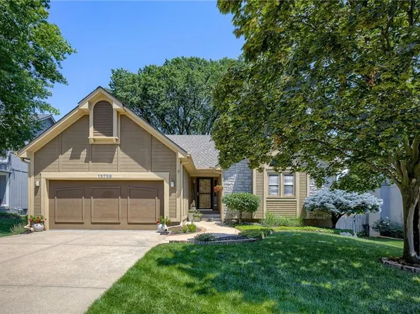 12729 S Hagan Ct, Olathe, KS 66062