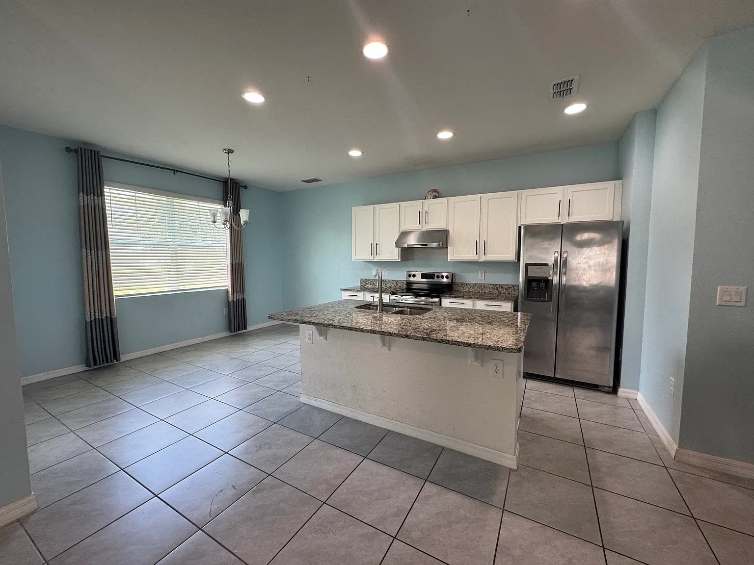 3 bed, 2.5 bath, 1716 sqft, $2,100 — Photo 4