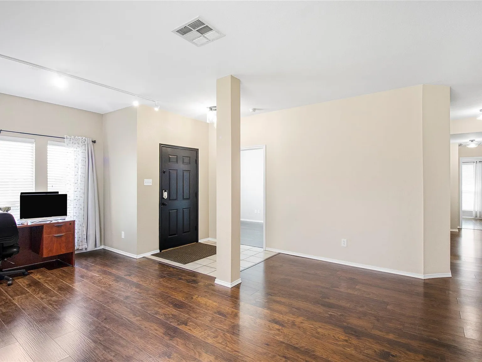4 bed, 2104 sqft, $2,099 — Photo 4