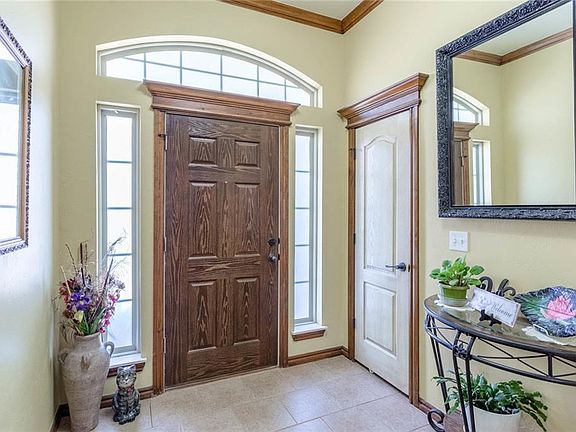 5th image of 909 N Barn Hill Way