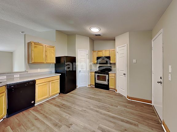 3rd image of 25012 Hyde Park Blvd