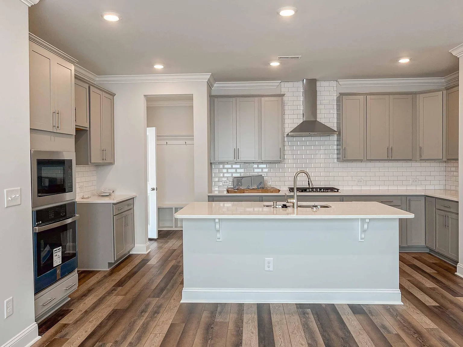 5 bed, 2881 sqft, $2,890 — Photo 2