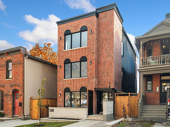 3rd image of 528 Maclaren St #1-Bedroom
