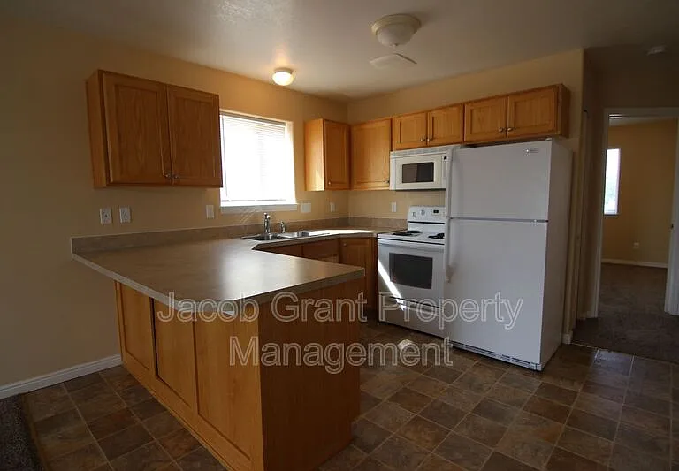 960 Eve Dr #2 — Photo 3