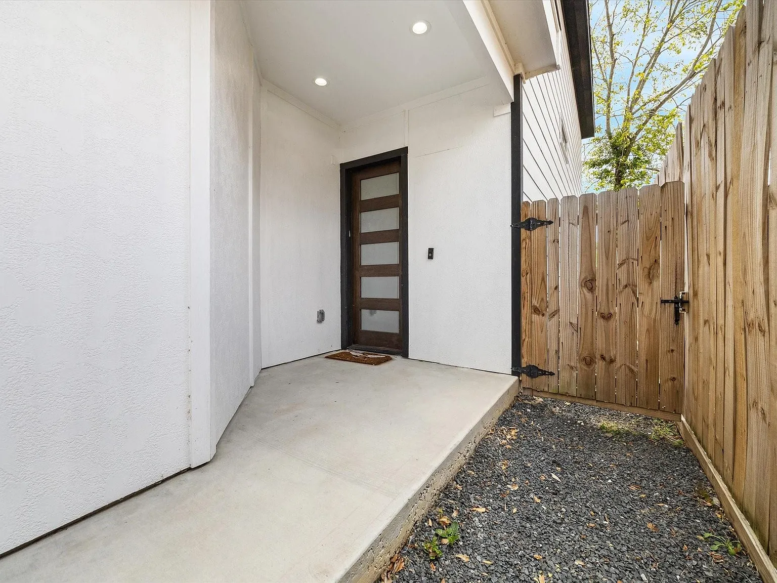 3 bed, 2.5 bath, 1920 sqft, $2,300 — Photo 2