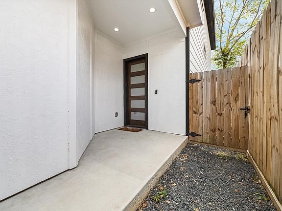 3rd image of 5021 Creekmont Dr
