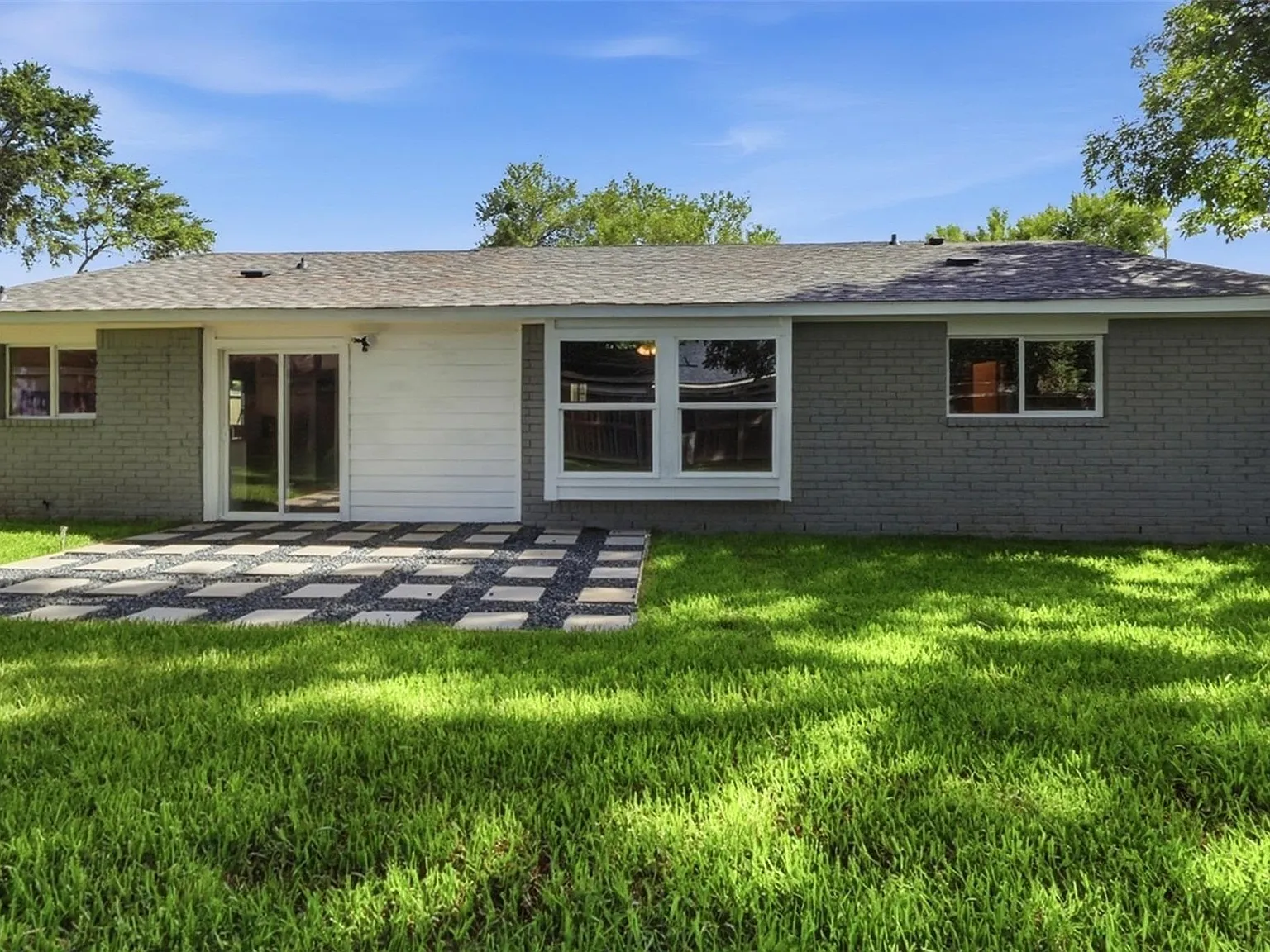 3 bed, 2.0 bath, 1221 sqft, $2,100 — Photo 2