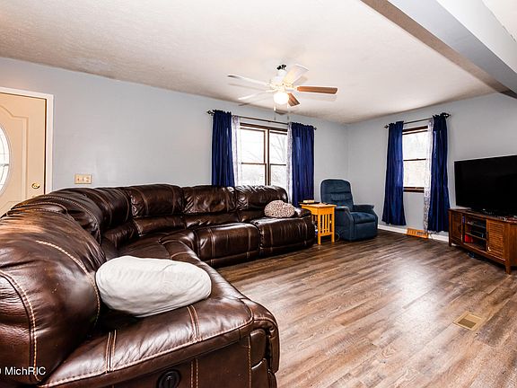 3rd image of 405 Woodland Dr