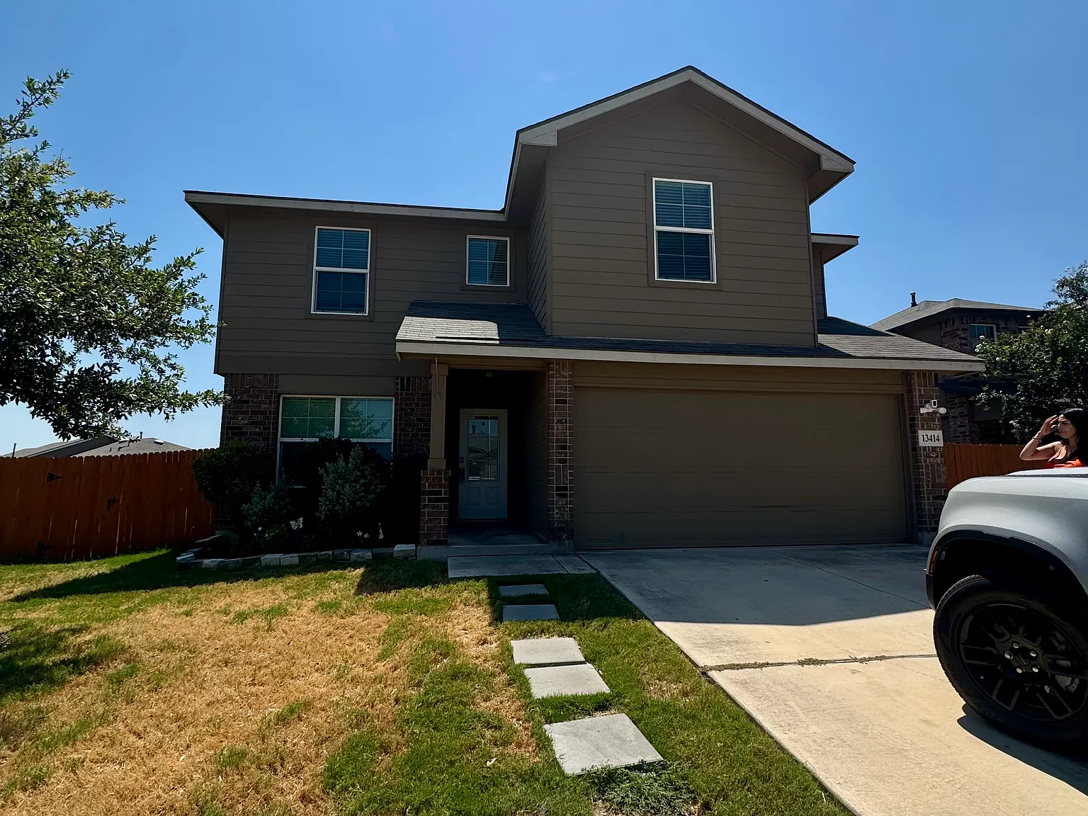 5 bed, 2.5 bath, 2600 sqft, $2,500 — Photo 1