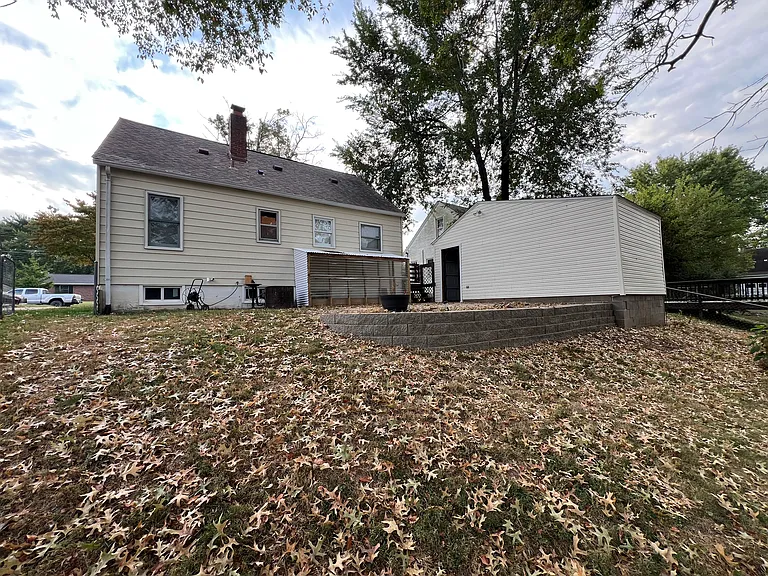 221 Henderson St — Photo 32