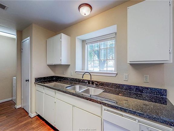 5th image of 701 Balcones Dr APT 33