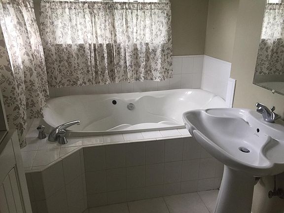 4th image of 2334 Great Falls St