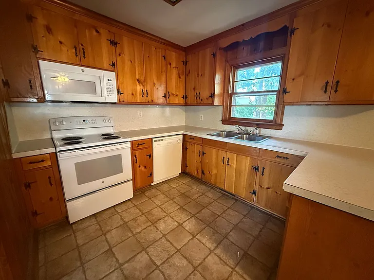1302 Dogwood Ln NW — Photo 7