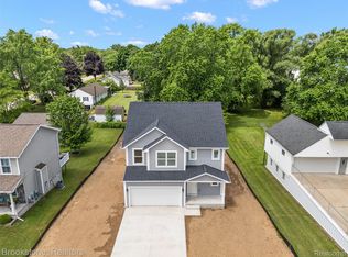 1381 Airway Dr, Waterford, MI 48327