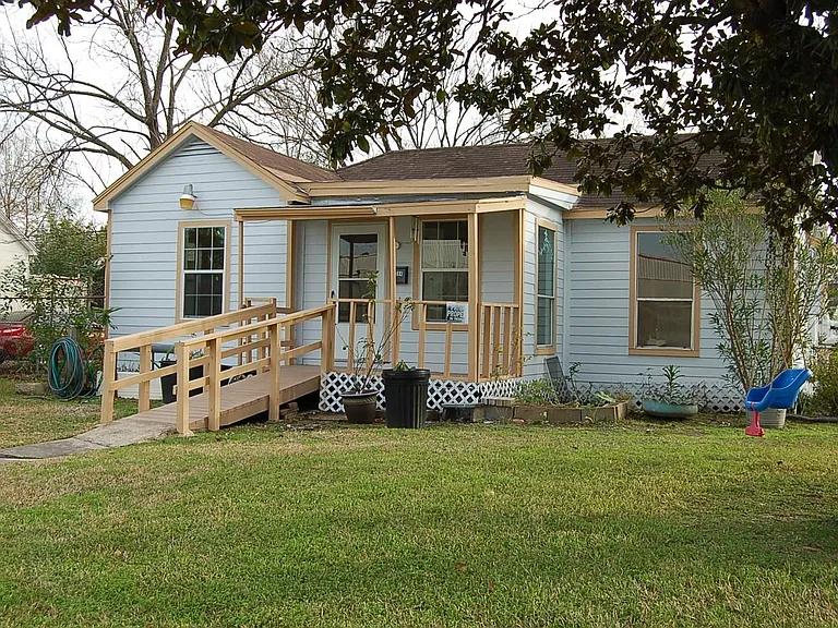 7304 Kinney St — Photo 2