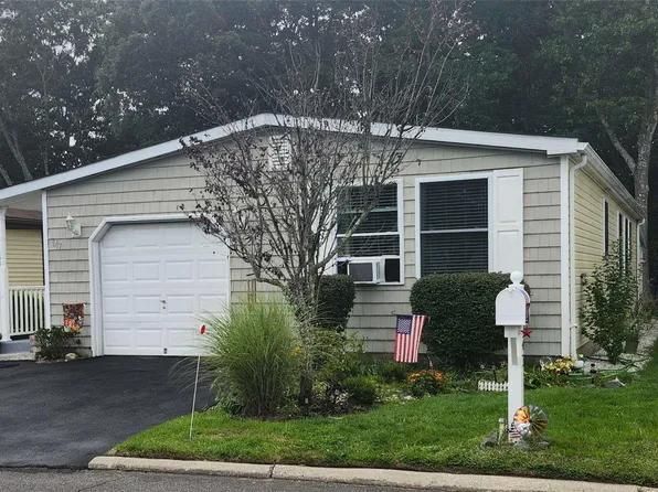 147 Village Circle W, Manorville, NY 11949