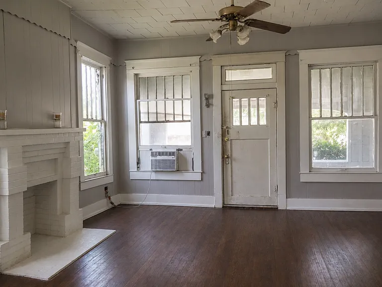 1513 Washington St — Photo 2